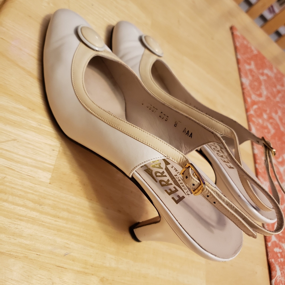 Vintage Salvatore Ferragamo white and cream pump 8